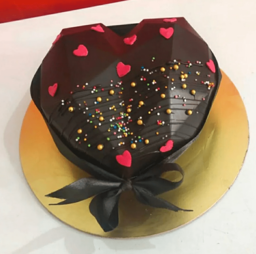 Chocolate Heart Pinata Cake | Cakiyo
