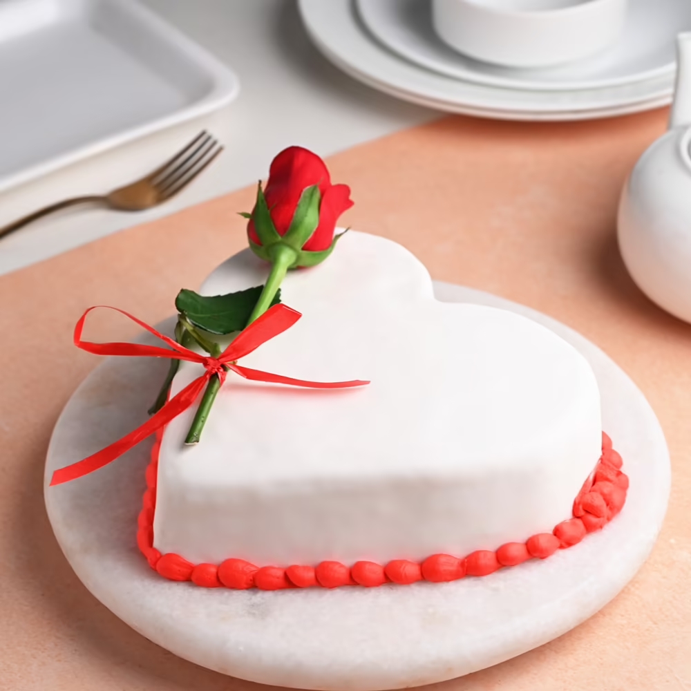 Buy/Send Roses On Heart Designer Cake- Half Kg Online- FNP