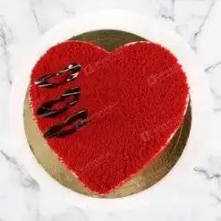Alternative view of Velvety Cake with Yellow Roses