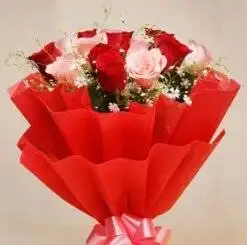 Alternative view of Red and Pink Roses Bunch
