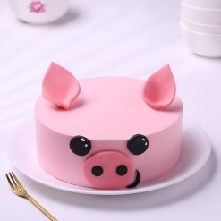 Cute pink pig face butterscotch cake for kids