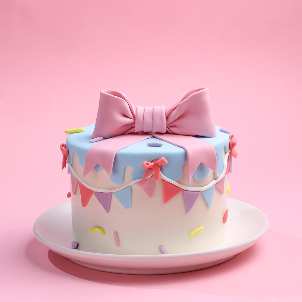 Bow buntings cake side view
