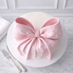 Pearl bow cake detail view